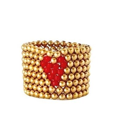 Håndlavet fingerring · Fanny lavet i forgyldte perler og med et lille, rødt hjerte · BU Jewels hos Niedziella & Friends