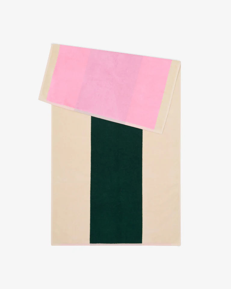 Badehåndklæde med elegant grafisk mønster i farverne pink/dark green fra Martens and Martens X Suite702 · Køb hos Niedziella & Friends