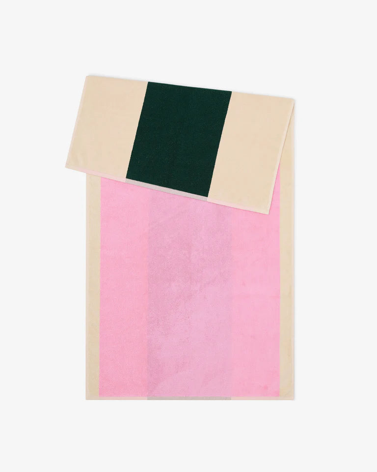 Badehåndklæde med elegant grafisk mønster i farverne pink/dark green fra Martens and Martens X Suite702 · Køb hos Niedziella & Friends
