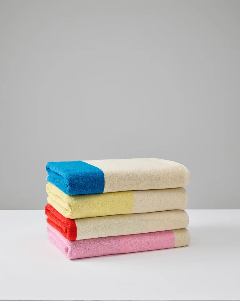Badehåndklæder med elegant grafisk mønster fra Martens and Martens X Suite702 · Køb hos Niedziella & Friends