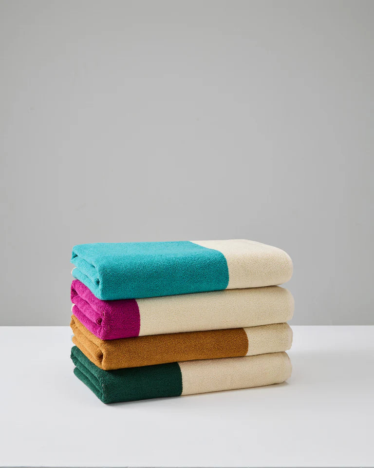 Badehåndklæder med elegant grafisk mønster fra Martens and Martens X Suite702 · Køb hos Niedziella & Friends