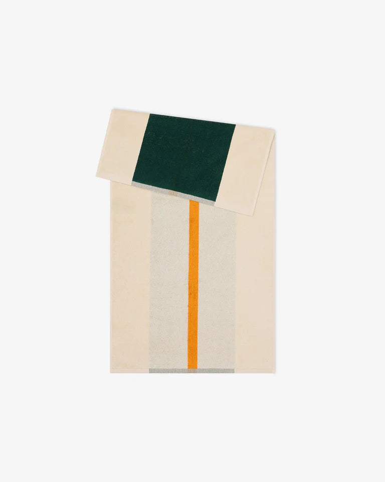 Gæstehåndklæde med elegant grafisk mønster i farverne dark green/orange · Køb hos Niedziella & Friends