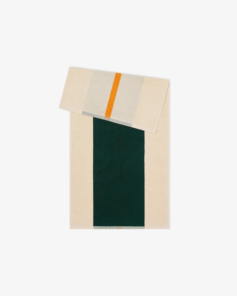 Gæstehåndklæde med elegant grafisk mønster i farverne dark green/orange · Køb hos Niedziella & Friends
