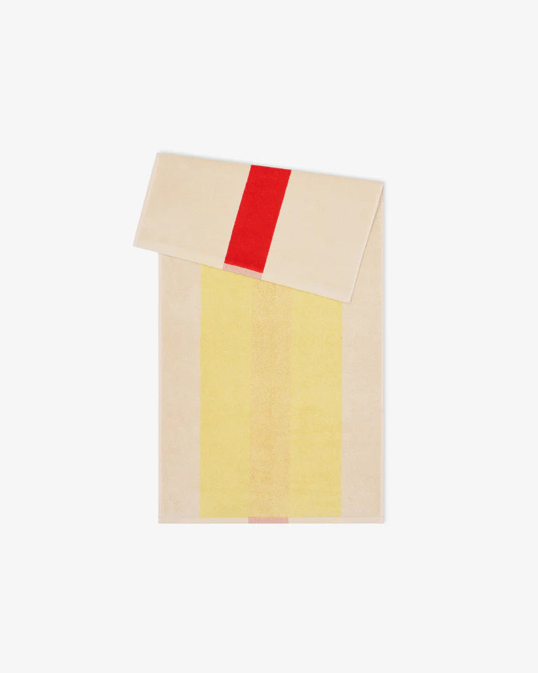 Gæstehåndklæde med elegant grafisk mønster i farverne red/yellow · Køb hos Niedziella & Friends