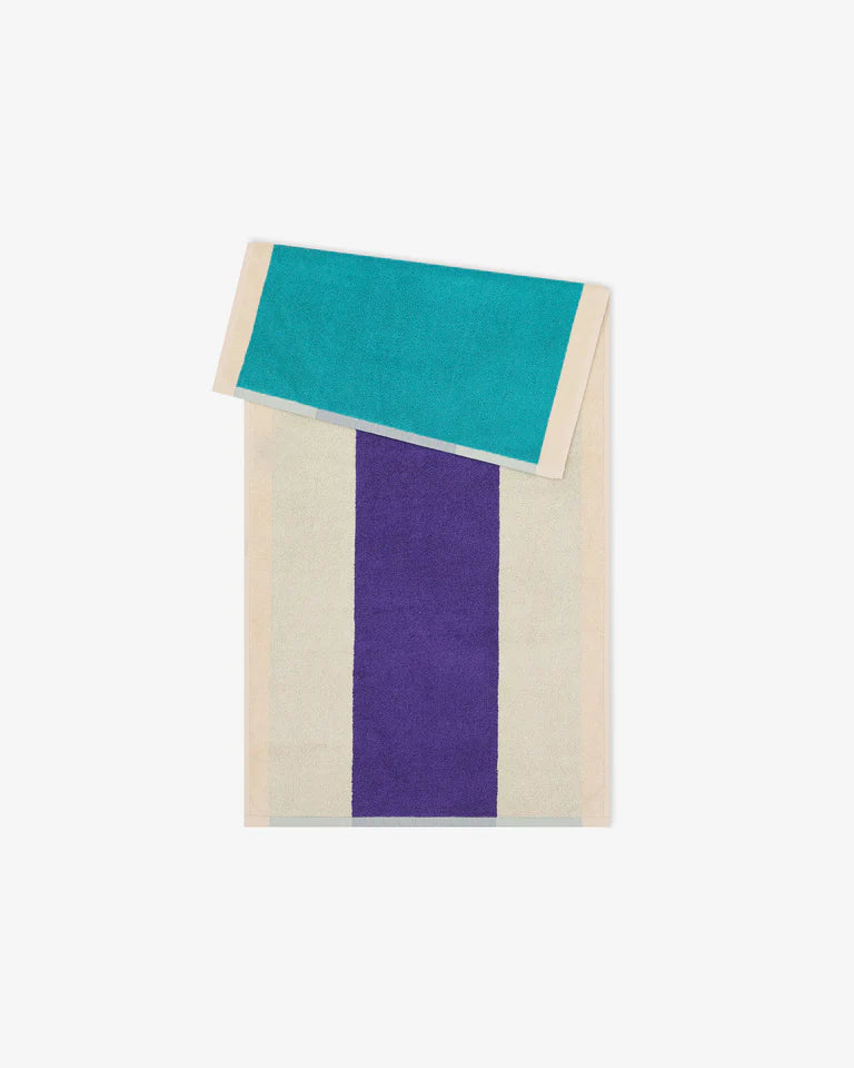 Gæstehåndklæde med elegant grafisk mønster i farverne turquoise/purple · Køb hos Niedziella & Friends
