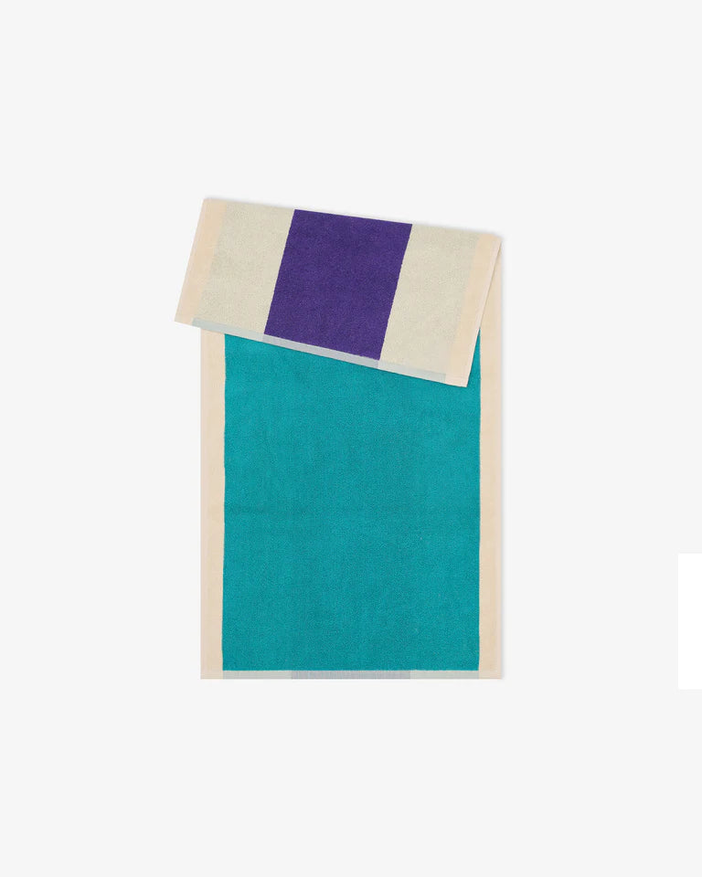 Gæstehåndklæde med elegant grafisk mønster i farverne turquoise/purple · Køb hos Niedziella & Friends