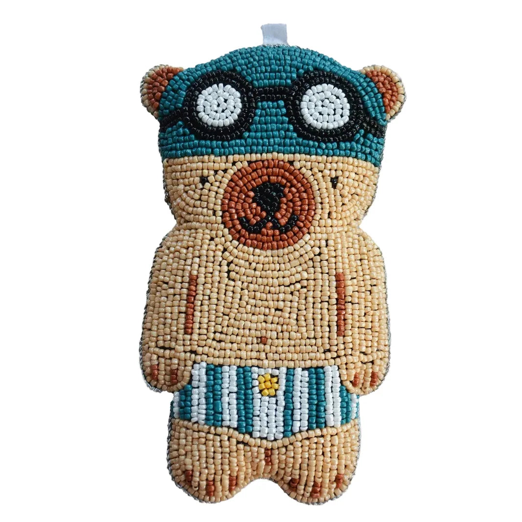 Svømmebamse-vægdekoration håndbroderet i små perler · MUM's OY · Finsk design hos Niedziella & Friends