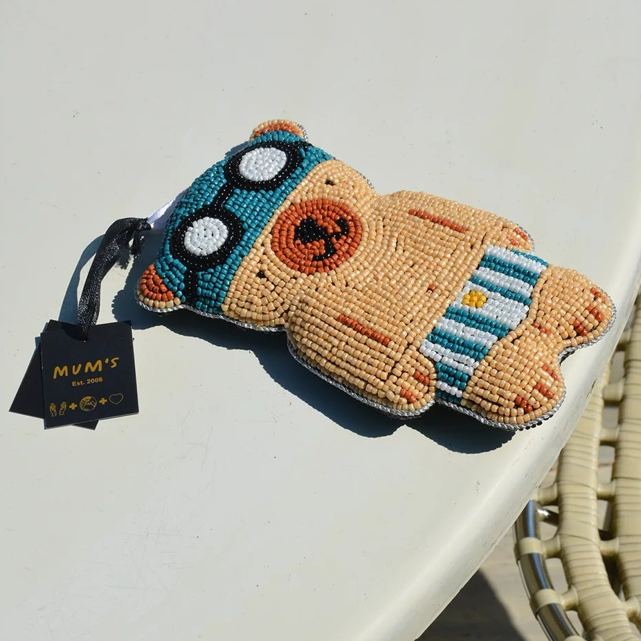 Svømmebamse-vægdekoration håndbroderet i små perler · MUM's OY · Finsk design hos Niedziella & Friends