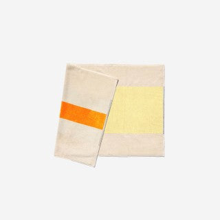 Bademåtte med elegant grafisk mønster i farverne gul/orange · Køb hos Niedziella & Friends