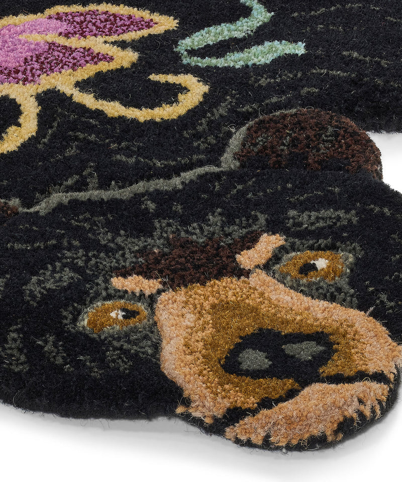 Håndlavet tæppe i uld | Tapis Amis · Bjørn med blomster fra Doing Goods | Niedziella & Friends 