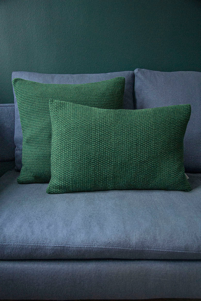 Weave Knit-pude i græsgrøn • Vævestrikket i blødt uld · Niedziella & Friends