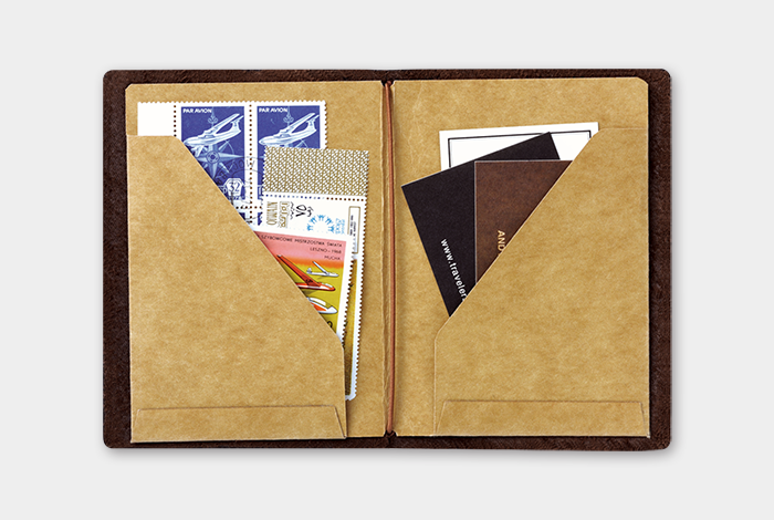 Passport size Refill 010 Folder med lommer • Traveler's notebook (4789335097479)