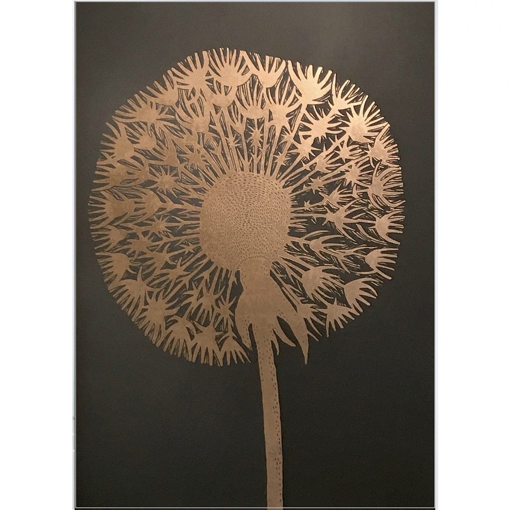 Linoleumtryk af Monika Petersen · Mælkebøtte i guld på koksgrå baggrund • 50x70cm · Niedziella & Friends