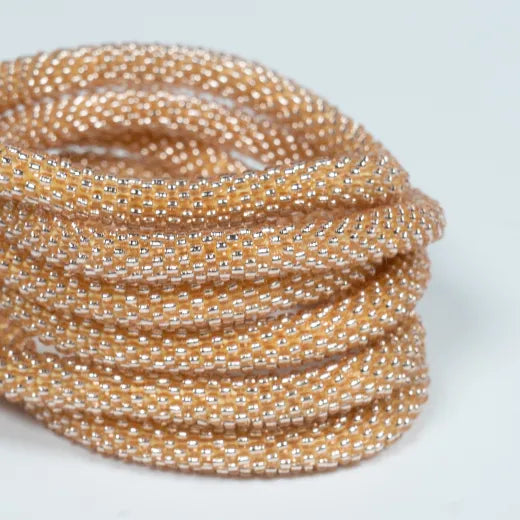 Håndlavet perlearmbånd med guldfarvede glasperler · Nepal-armbånd fra Lemosch · Niedziella & Friends  (7955112198372)