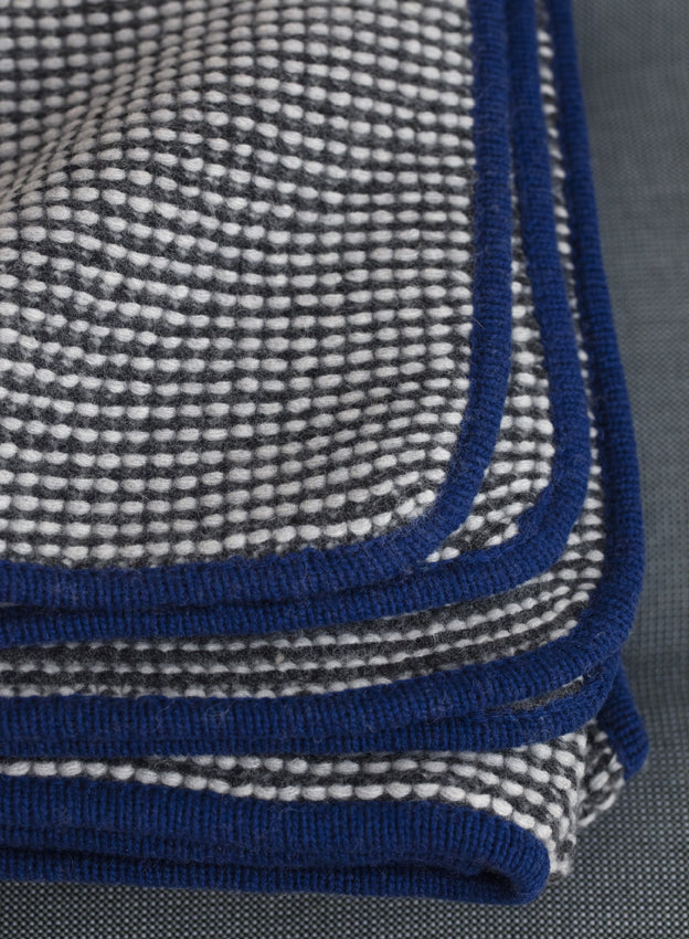 Plaid i grå med blå kant fra StrikAholic · strikket i blød uld · Niedziella & Friends (10931799950)