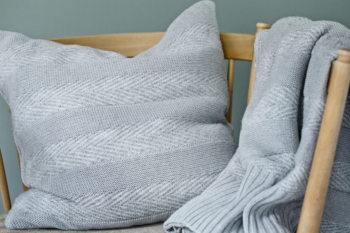 Tactile Stripes pude • lysegrå (10931279438)